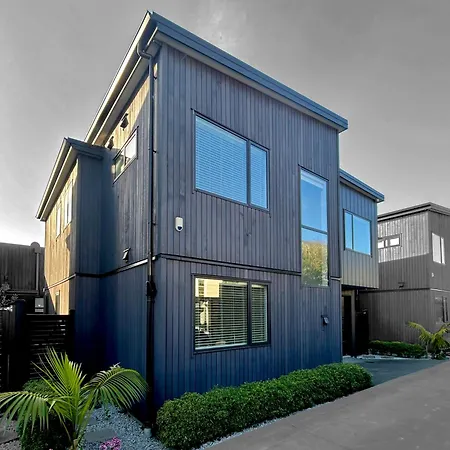 New Spacious 4Beds Family Home